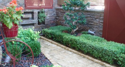 Διαμόρφωση παρτεριών εισόδου κατοικίας στο Kαματερό