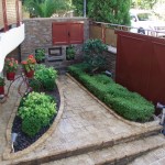 Μικρός κήπος στην είσοδο κατοικίας στο καματερό