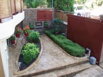 Μικρός κήπος στην είσοδο κατοικίας στο καματερό